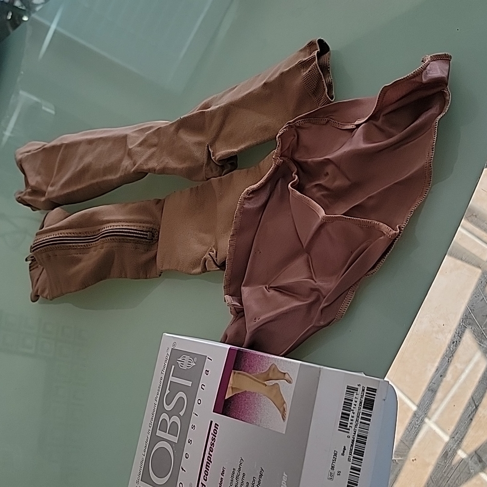 Jobst.. Graduated compression stocking. Knee small - Picture 7 of 8